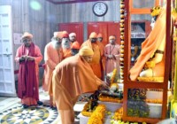 मुख्यमंत्री योगी आदित्यनाथ ने गोरखनाथ मंदिर में चढ़ाई खिचड़ी और सभी को दी खिचड़ी की शुभकामनायें