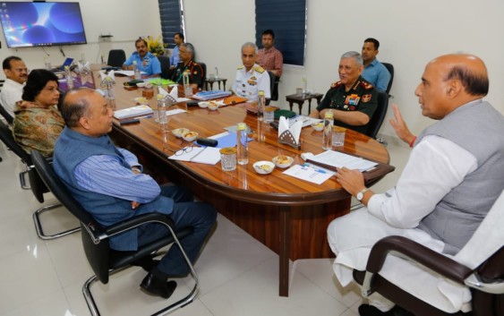 रक्षा मंत्री राजनाथ सिंह ने कोविड ​​-19 से निपटने के लिए रक्षा मंत्रालय की समीक्षा की