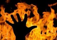 घरेलू झगड़े में महिला ने बेटे समेत खुद को लगायी आग, बचाने दौड़ा पति भी हुआ मरणासन्न