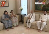 प्रधानमंत्री नरेंद्र मोदी देश लौटे जेटली के परिवार से की मुलाकात