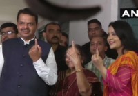 मुख्यमंत्री देवेंद्र फडणवीस ने नागपुर में पत्नी अमृता और मां सरिता के साथ  वोट डाला