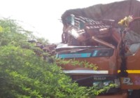 डीसीएम राजमार्ग पर पहले से खड़े ट्रक से टकराईः व्यापारी की मौत,चालक घायल