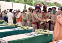 कानपुर की मुठभेड़ में 8 पुलिसकर्मी शहीद योगी आदित्यनाथ ने दी श्रद्धांजलि परिवार वालों को 1 करोड़ देने की घोषणा की