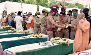 कानपुर की मुठभेड़ में 8 पुलिसकर्मी शहीद योगी आदित्यनाथ ने दी श्रद्धांजलि परिवार वालों को 1 करोड़ देने की घोषणा की