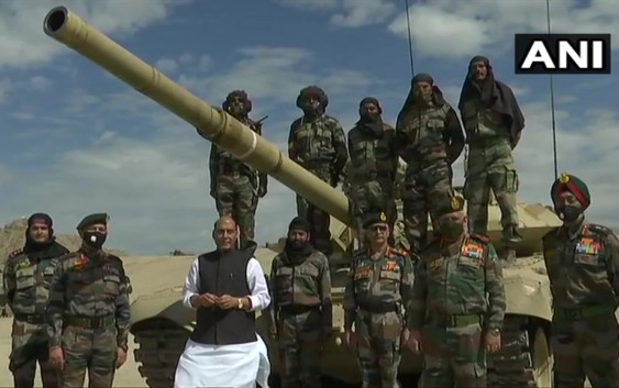 लद्दाख दौरे पर बोले रक्षा मंत्री भारत की एक इंच जमीन को भी दुनिया की कोई ताकत छू नहीं सकती
