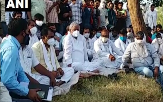 राजस्थान के करौली में एक पुजारी को जिन्दा जलाया पीड़ित परिवार अंतिम संस्कार से पहले कर रहा 50 लाख के मुआवज़े की मांग