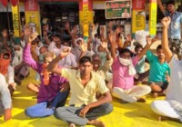 रामसनेहीघाट तहसील की ग्राम सभा सिल्हौर में धान क्रय केंद्र की मांग को लेकर भा0 कि0 यू0 का धरना प्रदर्शन जारी