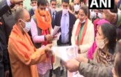 उत्तर प्रदेश चुनाव को लेकर मुख्यमंत्री योगी आदित्यनाथ ने बुलंदशहर में डोर-टू-डोर कैंपेन किया।