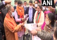 उत्तर प्रदेश चुनाव को लेकर मुख्यमंत्री योगी आदित्यनाथ ने बुलंदशहर में डोर-टू-डोर कैंपेन किया।