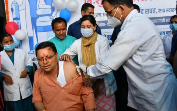 मुख्यमंत्री पुष्कर सिंह धामी ने कोविड का स्वयं टीका लगाकर अमृत महोत्सव का शुभारम्भ किया