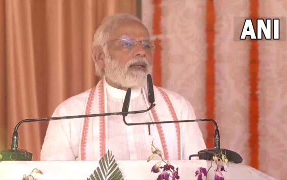 प्रधानमंत्री नरेंद्र मोदी ने वाराणसी में कई विकास परियोजनाओं का उद्घाटन किया