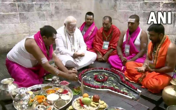 प्रधानमंत्री नरेंद्र मोदी ने देवघर के बाबा बैद्यनाथ मंदिर में पूजा की