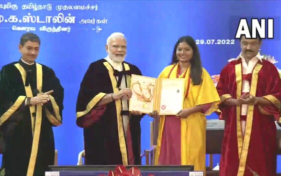 प्रधानमंत्री नरेंद्र मोदी ने चेन्नई में अन्ना विश्वविद्यालय के 42वें दीक्षांत समारोह में हिस्सा लिया