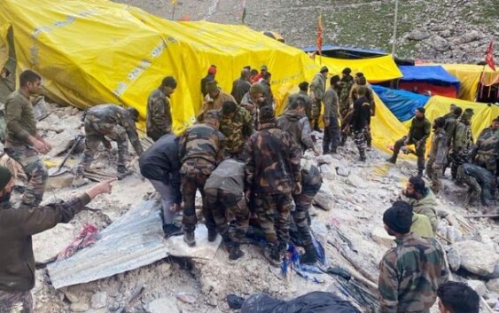 अमरनाथ गुफा के पास बादल फटने से 15 लोगों की मौत 40 लापता