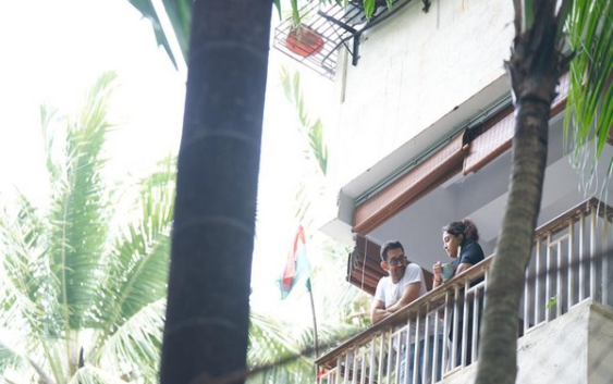 बॉलीवुड एक्टर आमिर खान ने अपने घर पर तिरंगा फहराया