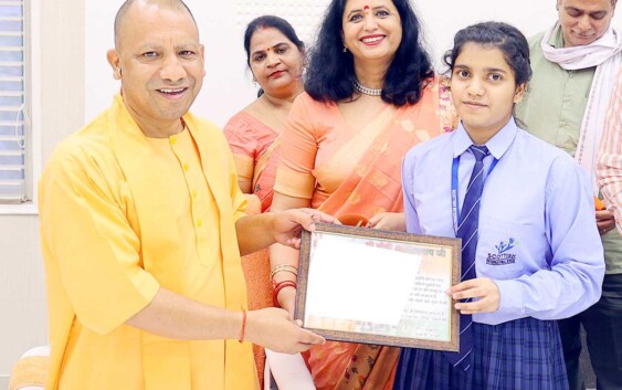 योगी आदित्यनाथ ने CBSE की 10वीं की टॉपर दिया नामदेव से मुलाकात की