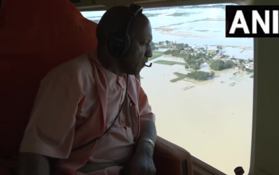 मुख्यमंत्री योगी आदित्यनाथ ने बाढ़ प्रभावित क्षेत्रों का हवाई निरीक्षण किया