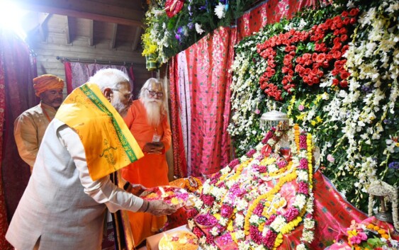 अयोध्या में प्रधानमंत्री ने श्री रामलला विराजमान की पूजा की और भव्य दीपोत्सव समारोह की शुरुआत की