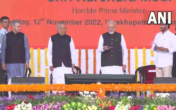 प्रधानमंत्री ने विशाखापत्तनम आंध्र प्रदेश में अनेक परियोजनाओं का शिलान्यास किया
