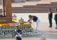राजनाथ सिंह ने CDS और तीनों सेनाओं के प्रमुखों के साथ विजय दिवस के अवसर पर राष्ट्रीय युद्ध स्मारक पर माल्यार्पण किया